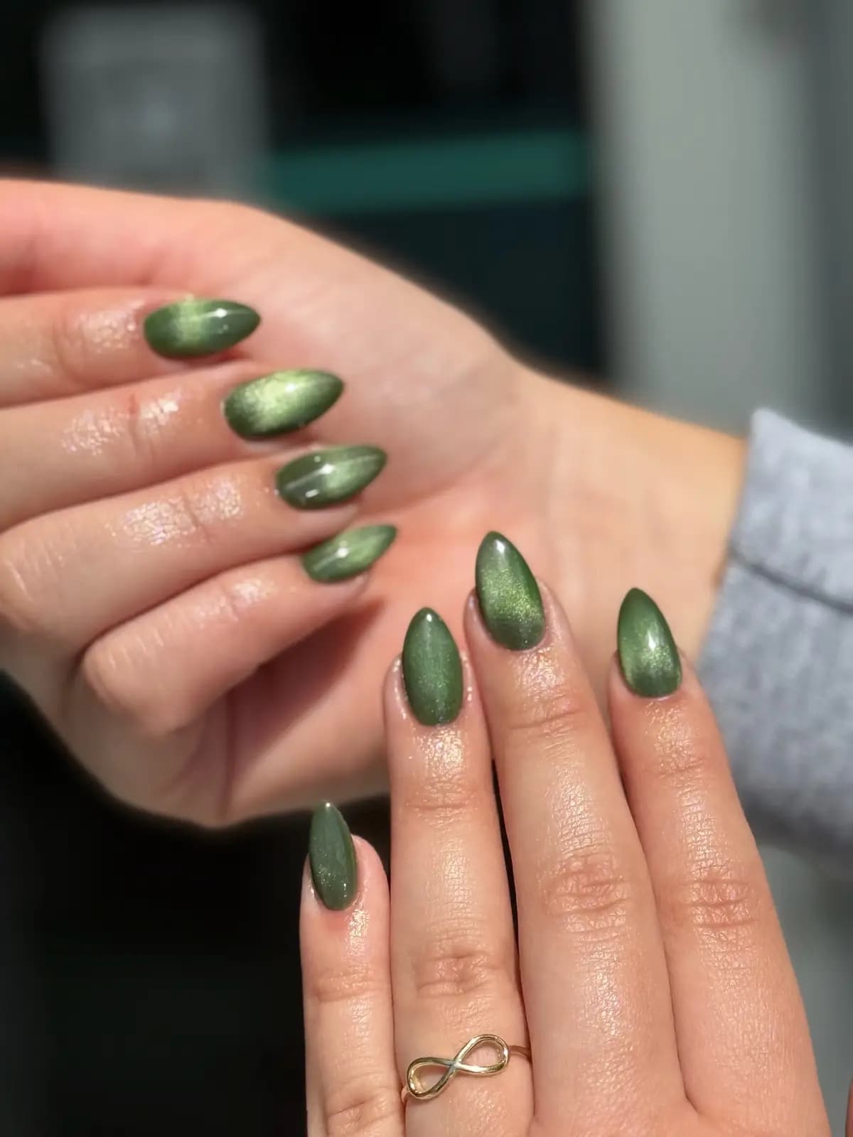 Almond nails in olive green with a magnetic cat-eye effect