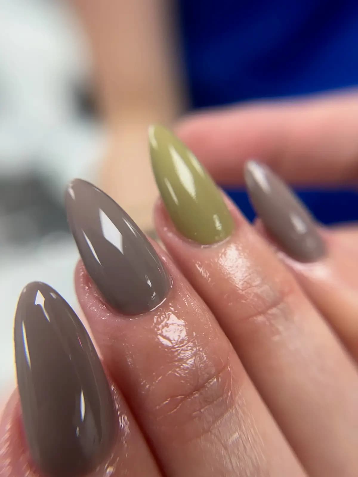 Almond nails mixing mocha, olive and taupe gel across the same hand